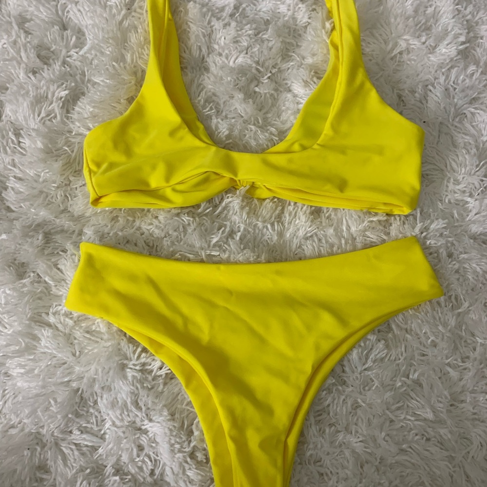 Yellow bikini - Picture 2 of 2